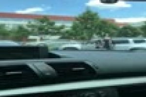 Cluj: Șofer în cârje, abia coboară din maşină, dar are drept de a conduce - VIDEO