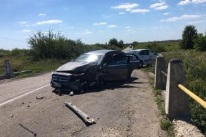 Un Mercedes a intrat într-un cap de pod lângă Sălard. Două persoane au fost rănite (FOTO)