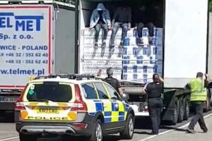 FOTO. Șase albanezi, găsiţi congelaţi în remorca unui TIR condus de un sătmărean în Anglia