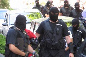 Percheziţii domiciliare în Râmnicu Vâlcea la persoane bănuite de tâlhărie calificată