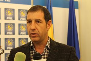 Un nou SCANDAL în PNL Arad: Un primar RĂBUFNEŞTE la adresa unui vicepreşedinte al CJA
