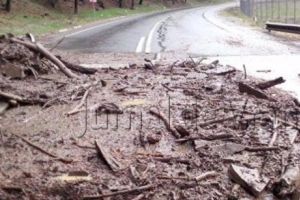 Un drum naţional din Vrancea încă este blocat