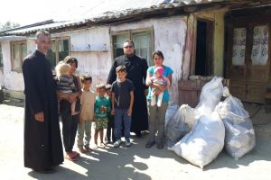 Haine şi alimente pentru familii sărace
