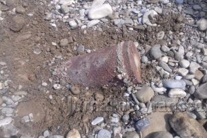 FOTO: Bombă de calibrul 240 mm, găsită în malul râului Șuşiţa