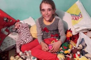Sprijin pentru Florentina, o fetita din Urlati diagnosticata cu autism. Parintii nu au loc de munca, iar casa sta sa pice pe ei