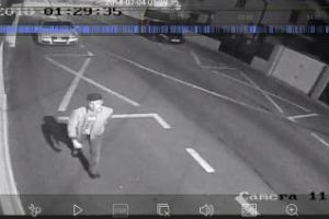 Imagini cu ”huliganul” care a vandalizat maşinile de pe strada Piteşti, din Cluj-Napoca. A fost surprins de camerele de supraveghere FOTO