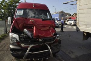 Patru răniţi într-un accident pe Calea Romanului