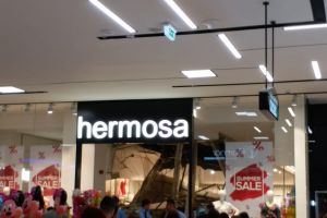 La un pas de tragedie. Tavanul unui magazin din City Park Mall Constanta s-a prabusit. O clienta a fost ranita. Victima a ajuns la spital (galerie foto)          