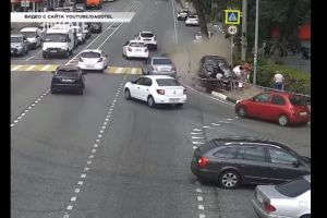 Imagini socante. Mai multi pietoni au fost spulberati pe trotuar de o masina. Accidentul a avut loc in Rusia