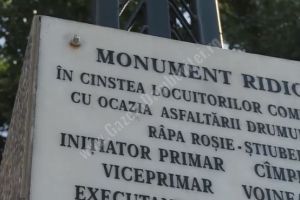 România absurdului! Monument în cinstea unei asfaltări! Doar că asfaltul nu a mai ajuns până la el