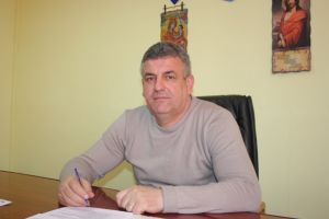 Primarul din Câineni, Ion Nicolae, s-a ţinut de promisiune: a demarat construirea unui trotuar pietonal în Robeşti