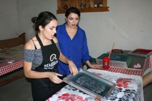 Tabăra de arte textile, în plină desfăşurare la muzeu. Ce vor primi cei care merg la vernisaj (FOTO-VIDEO)