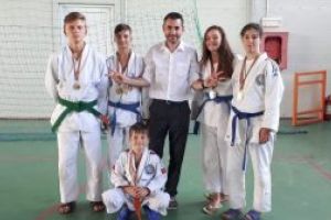 Sfârşit de sezon competiţional pentru sportivii de la „Show Time” şi iniţierea programului  „Școala de Vară Show Time”.