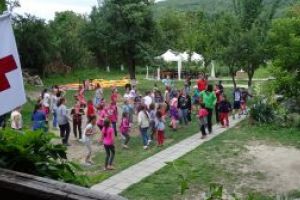 Zeci de tineri din medii defavorizate, în tabăra organizată de Crucea Roşie Covasna