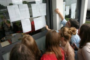 Procentul de promovare la examenul de bacalaureat este de aproape 60%, înainte de contestaţii, în judeţul Covasna. Cea mai mare medie, la Liceul Teoretic „Mircea Eliade”