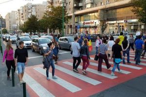 Protest pe trecerile de pietoni din oraş (Foto)