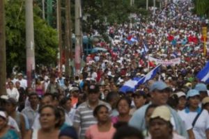 LANȚ UMAN contra PREȘEDINTELUI! „Poporul este în picioare şi nu îi este frică”