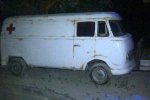 BĂTAIE în CAPITALĂ! „AMBULANȚA-FANTOMĂ”, înconjurată de OAMENI FURIOȘI