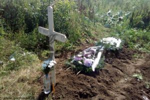 Acuzaţii: Om al străzii, îngropat la Târgu-Jiu în bătaie de joc! Mortul, înhumat fără preot şi fără lumânare