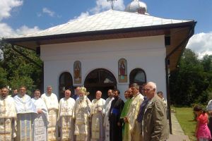 Sfântă Liturghie Arhierească la resfinţirea Bisericii din Parohia Grui-Sohodol, Com. Baia de Fier, Protopopiatul Târgu-Cărbuneşti 