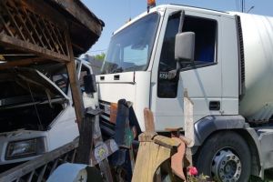 Accident la Țânţăreni, între o cisternă încarcată cu GPL şi o autoutilitară