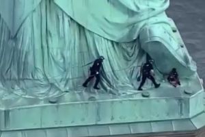 O femeie a fost reţinută după ce a escaladat Statuia Libertăţii 