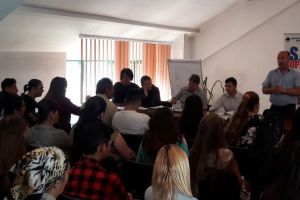 Numărul de copii romi înscrişi la liceu sau profesională aproape s-a dublat. Lăcătuş: ”Campania noastră a dat roade”