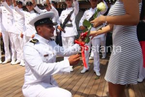 Imagini de la eveniment: Emotionant! Un tanar ofiter a cerut-o in casatorie pe iubita sa, pe puntea Navei-scoala Mircea!