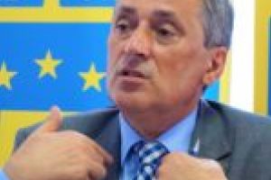 Senatorul Vela, apostrofat la ieşirea din Parlament: „Să-ţi fie ruşine!” Vezi aici ce gest a făcut liderul PNL Caraş-Severin!