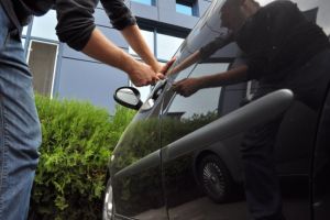 Un tânăr de 31 de ani, din  Hunedoara, specializat în furturi din autoturisme, reţinut la Alba Iulia