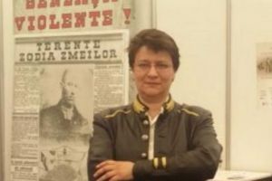 VIOLENȚĂ  EXTREMĂ din cauza unei MANIPULĂRI GROSOLANE, „Ambulanţa morţii”.  Amănunte ȘOCANTE despre scriitoarea BĂTUTĂ 