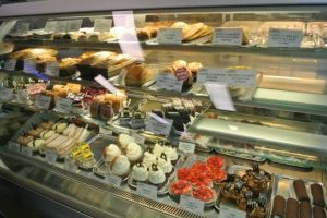 Lovitură pentru cea mai faimoasă cofetărie! S-ar fi găsit urme de salmonella în prăjituri – Mai mulţi copii, la spital!