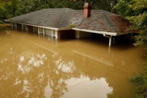 Asigurarea obligatorie a locuinţelor. Românii, obligaţi să plătească asigurări care nu asigură nimic