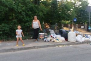 IMAGINI REVOLTĂTOARE: Cum se aruncă gunoiul direct pe stradă în Ploieşti!