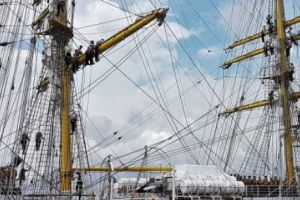 Nava şcoală “Mircea” s-a întors din voiaj. Un marinar şi-a cerut în căsătorie iubita care îl aştepta la ţărm 