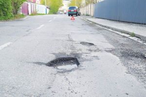 Cine răspunde pentru maşinile „rupte” în gropile de pe străzile din Ploieşti ?