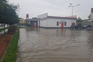 Localitatea Saraiu. Inundatiile au facut ravagii: drumuri avariate, case inundate, persoane evacuate. Comitetul pentru Situatii de Urgenta, convocat (video)