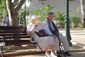 Lui Daniel Funeriu NU i se mai pare că „pensionarii care stau pe bănci cu plasele pline sunt HIDOŞII votanţi PSD”