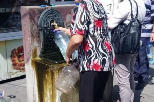 Coadă ca pe vremuri la izvoarele din Piteşti