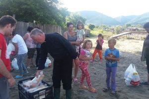 La Oituz oamenii afectaţi de inundaţii aşteaptă să fie ajutaţi