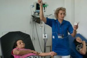 DW: Săli de aşteptare pline, lipsă de medici: Stare de urgenţă în România şi Bulgaria