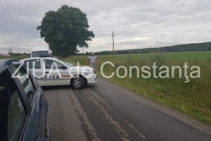 Judetul Constanta. Drumul dintre localitatile Tichilesti si Topalu, inchis din cauza inundatiilor. Apa ajunge pana la portierele masinilor