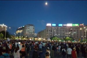 PROTESTE în Piaţa Victoriei. Au apărut primele CIOCNIRI dintre manifestanţi şi jandarmi. SE ÎNCERCA BLOCAREA străzii