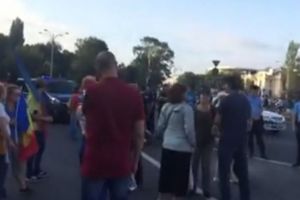 Proteste in Piata Victoriei din Bucuresti. Au fost altercatii cu jandarmii dupa ce un grup de protestatari a blocat o trecere de pietoni (video)