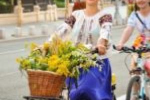 Flori, fete şi biciclete! Doamnele şi domnişoarele, invitate să pedaleze pe străzile Reşiţei