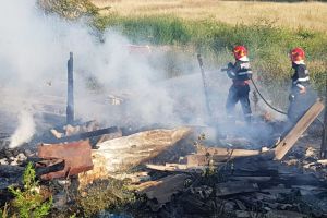 FOTO – Incendiu în Sibiu. Casă de lemn arsă în totalitate