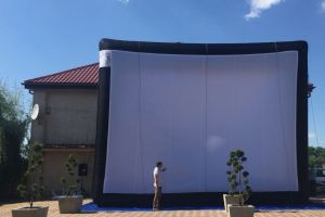 Premiera absoluta a verii 2018: O mare de film“. Proiectii pe un imens ecran gonflabil, atat in statiuni, cat si in mediul rural