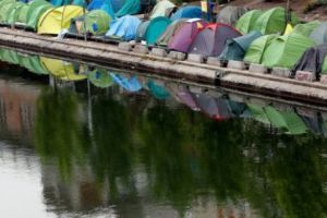 DEZASTRU în PARIS:  Peste 400.000 de imigranţi ilegali locuiesc într-o SINGURĂ suburbie