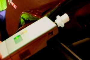 Șofer beat, prins după ce a condus maşina în zig-zag