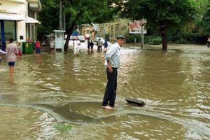 Parlamentul a decis: taxa pe apa de ploaie se poate evapora din facturile românilor!